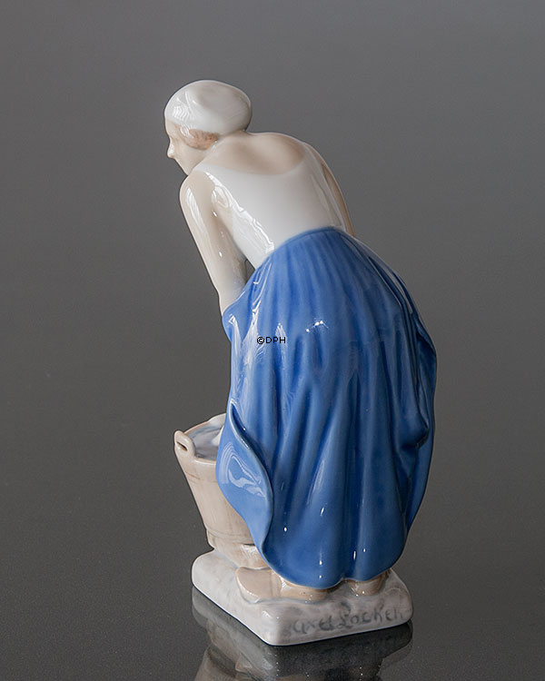 Frau wäscht, Bing & Gröndahl Figur Nr. 2219