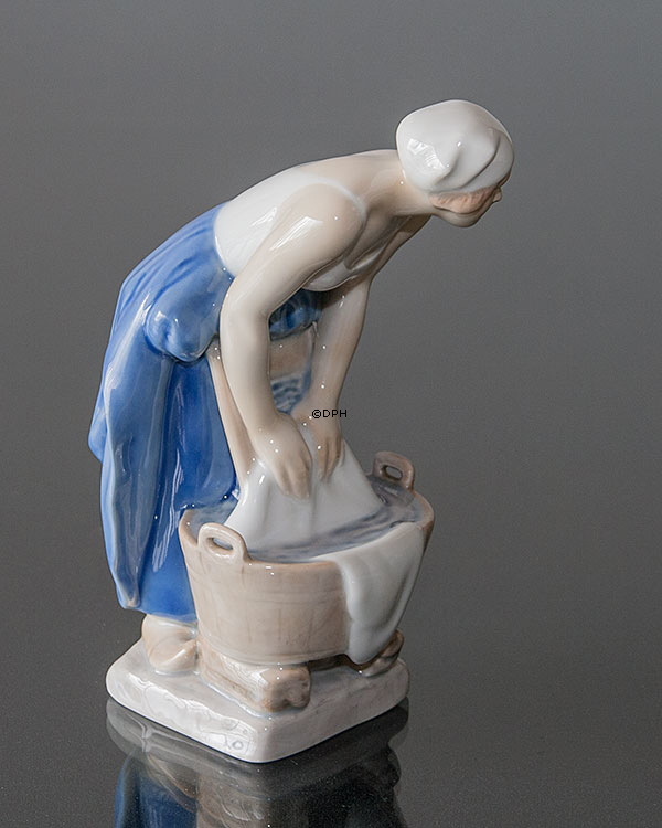 Frau wäscht, Bing & Gröndahl Figur Nr. 2219