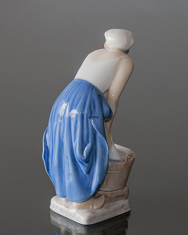 Frau wäscht, Bing & Gröndahl Figur Nr. 2219