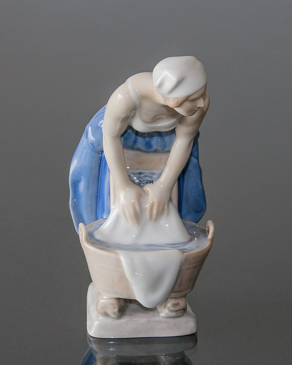 Frau wäscht, Bing & Gröndahl Figur Nr. 2219