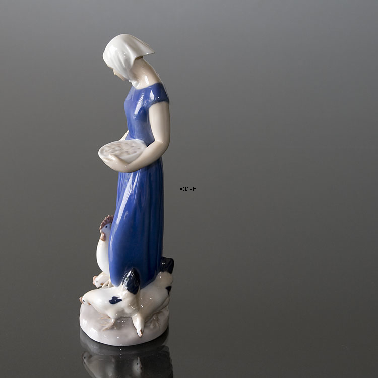 Mädchen füttert Küken, Bing & Gröndahl Figur Nr. 2220