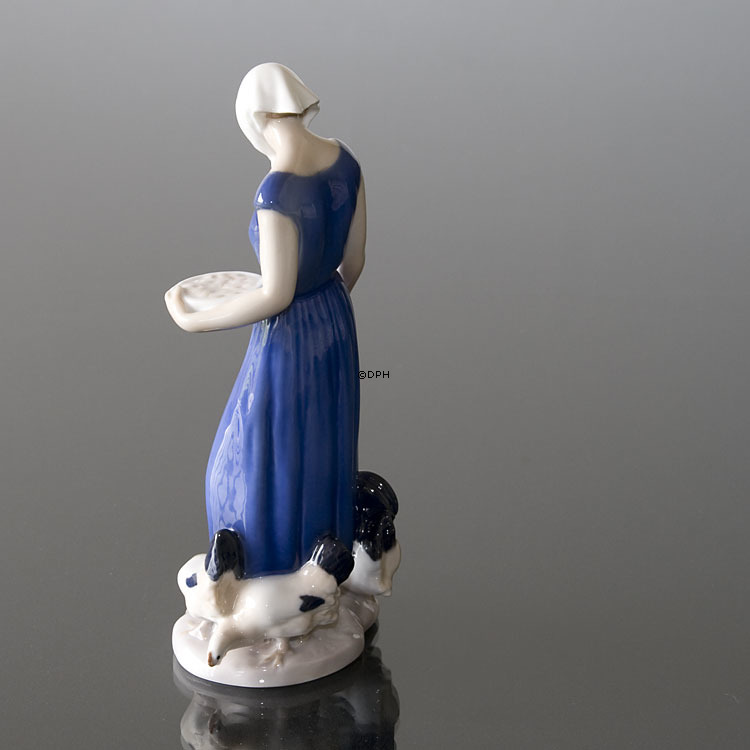 Mädchen füttert Küken, Bing & Gröndahl Figur Nr. 2220