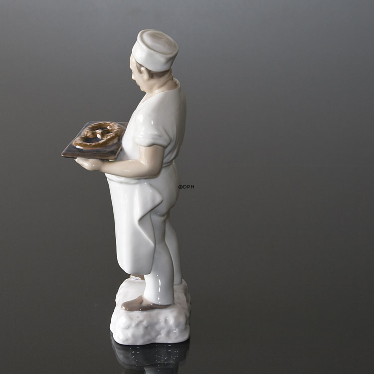 Bäcker mit Brezel zum Servieren, Bing & Gröndahl Figur Nr. 2223