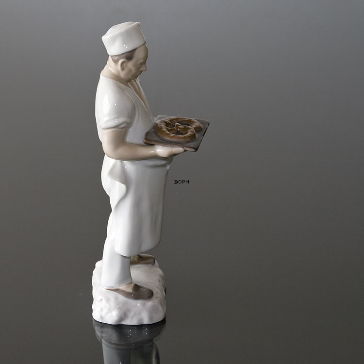 Bäcker mit Brezel zum Servieren, Bing & Gröndahl Figur Nr. 2223