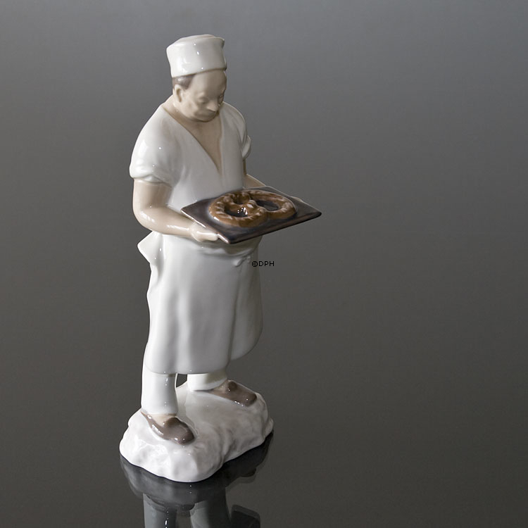 Bäcker mit Brezel zum Servieren, Bing & Gröndahl Figur Nr. 2223