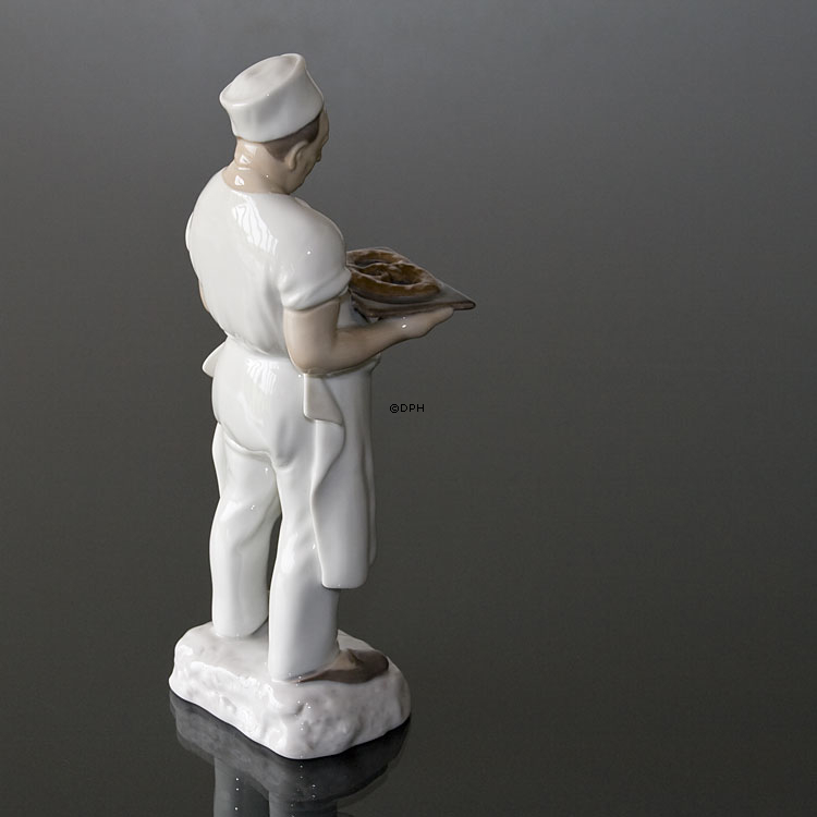 Bäcker mit Brezel zum Servieren, Bing & Gröndahl Figur Nr. 2223