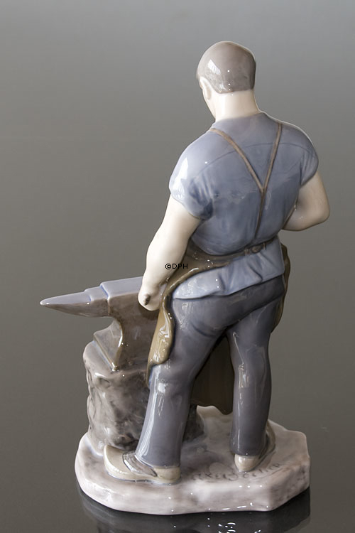 Schmied arbeitet den Amboss, Bing & Gröndahl Figur Nr. 2225