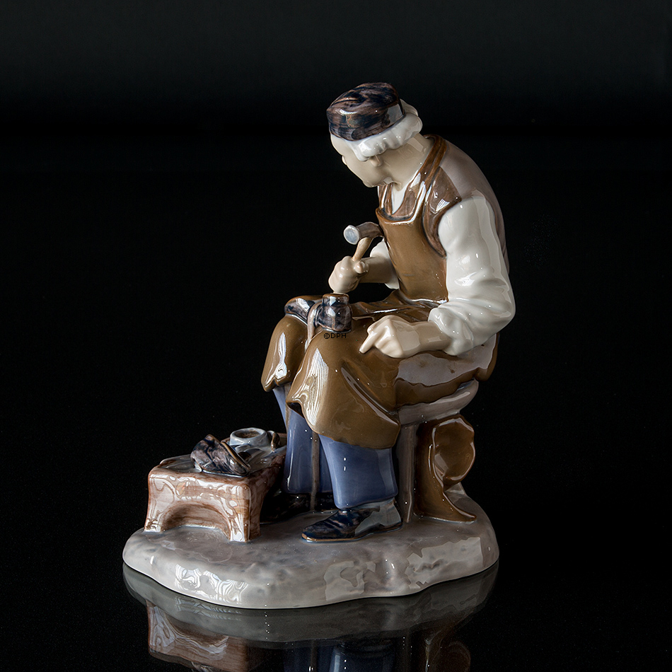 Schuhmacher, der die Schuhe repariert, Bing & Gröndahl Arbeitsmann Figur Nr. 2228