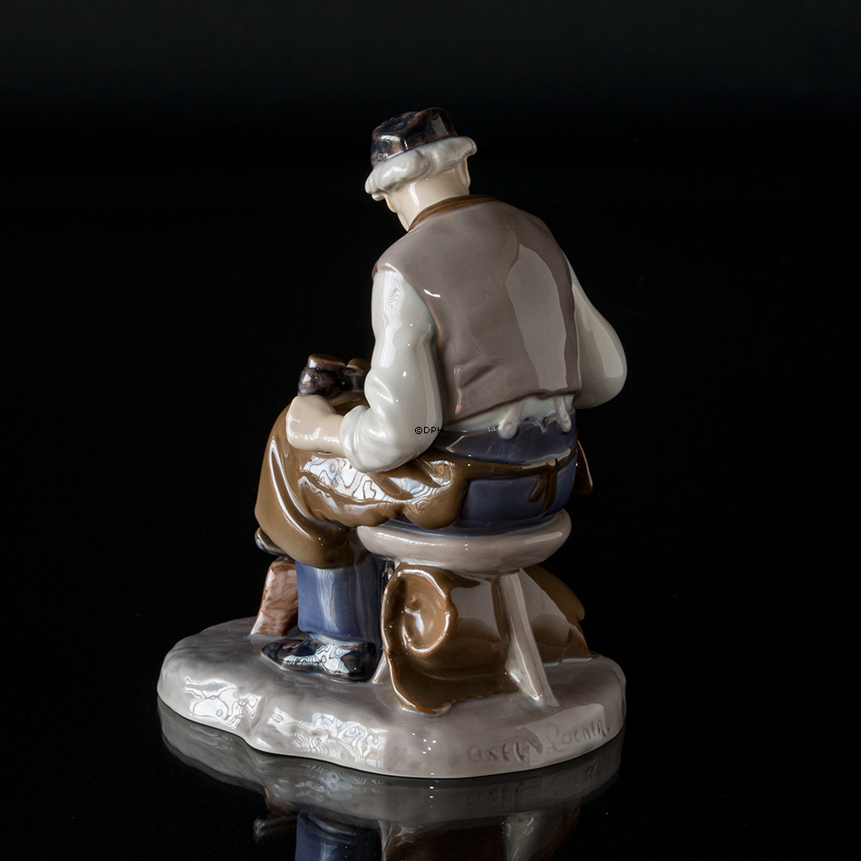 Schuhmacher, der die Schuhe repariert, Bing & Gröndahl Arbeitsmann Figur Nr. 2228