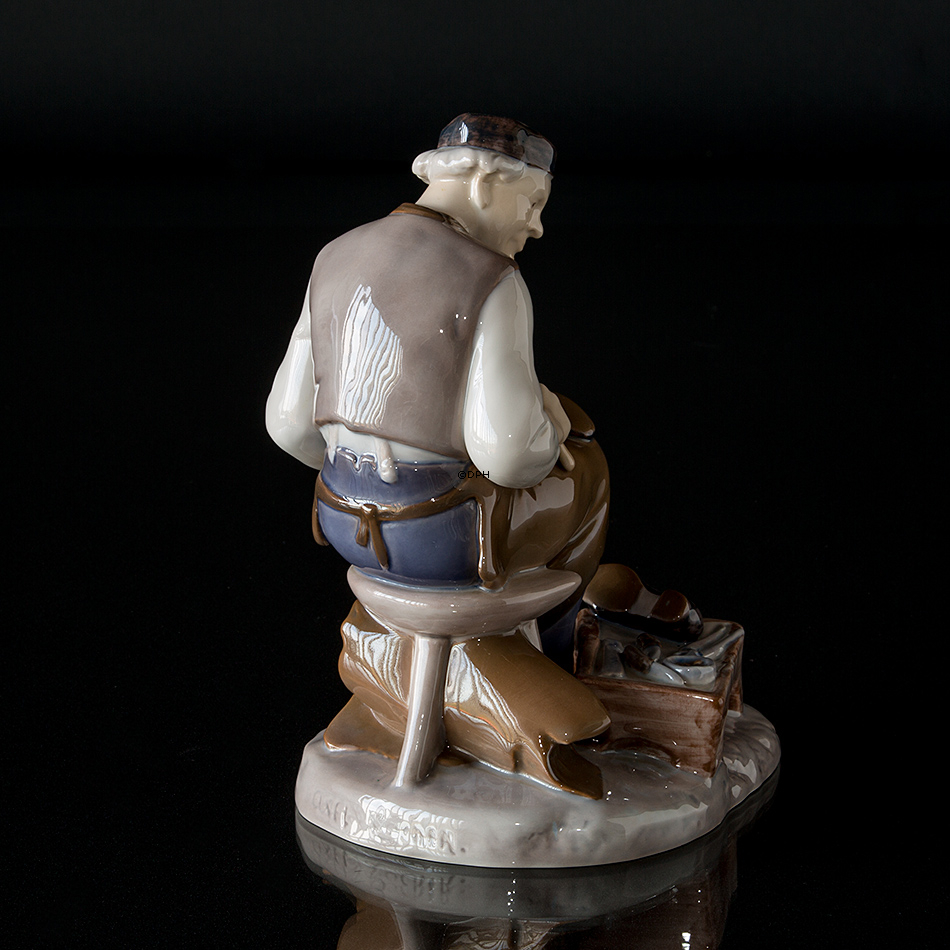 Schuhmacher, der die Schuhe repariert, Bing & Gröndahl Arbeitsmann Figur Nr. 2228