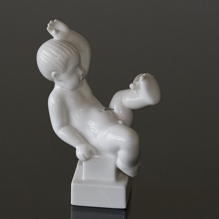 Schreck, Kind erschreckt von einem Insekt, weiße Bing & Gröndahl Kinderfigur Nr. 464 oder 2232