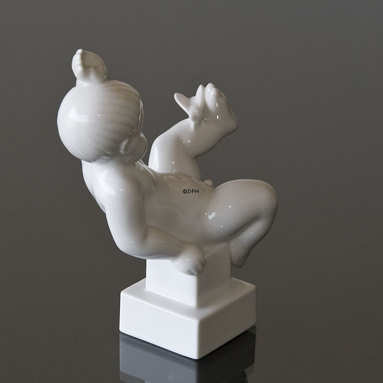 Schreck, Kind erschreckt von einem Insekt, weiße Bing & Gröndahl Kinderfigur Nr. 464 oder 2232