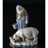 Frau mit Schwein, Bing & Gröndahl Figur Nr. 2237