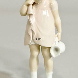 Verschüttete Milch, Mädchen steht mit verschütteter Milch, Bing & Gröndahl Figur Nr. 2246 Sonderzusatz Unikat | Nr. B2246-1 | DPH Trading