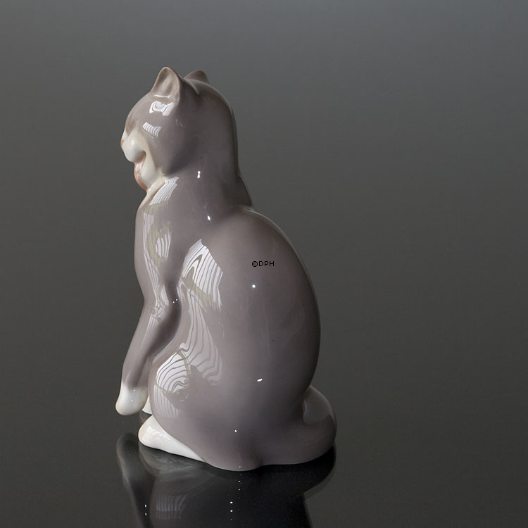 Katze sitzt und reinigt sich selbst, Bing & Gröndahl Katze Figur Nr. 2256