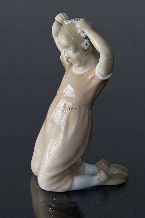 Mädchen flicht ihr Haar, Bing & Gröndahl Figur Nr. 2257