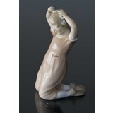 Mädchen flicht ihr Haar, Bing & Gröndahl Figur Nr. 2257
