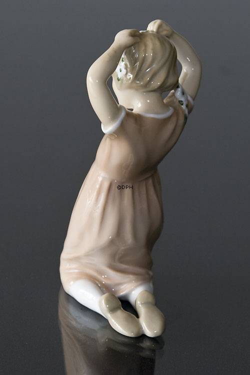 Mädchen flicht ihr Haar, Bing & Gröndahl Figur Nr. 2257