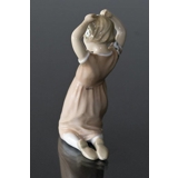 Mädchen flicht ihr Haar, Bing & Gröndahl Figur Nr. 2257