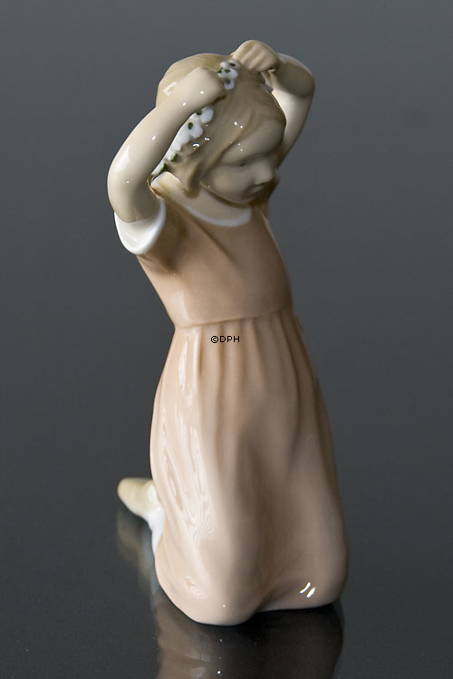 Mädchen flicht ihr Haar, Bing & Gröndahl Figur Nr. 2257