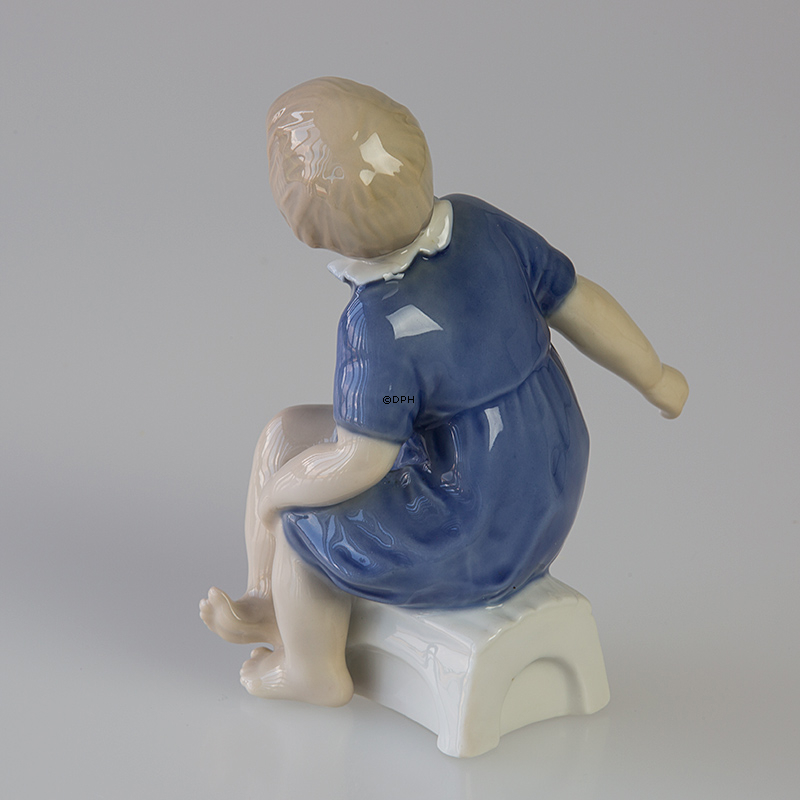 Mädchen auf Schemel, Bing & Gröndahl Figur Nr. 2258