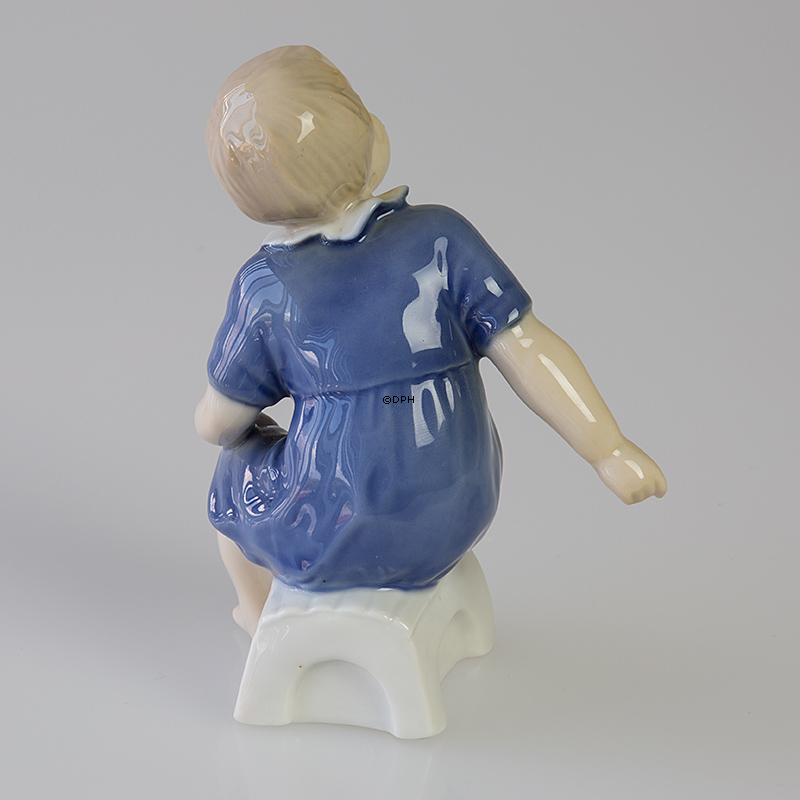 Mädchen auf Schemel, Bing & Gröndahl Figur Nr. 2258