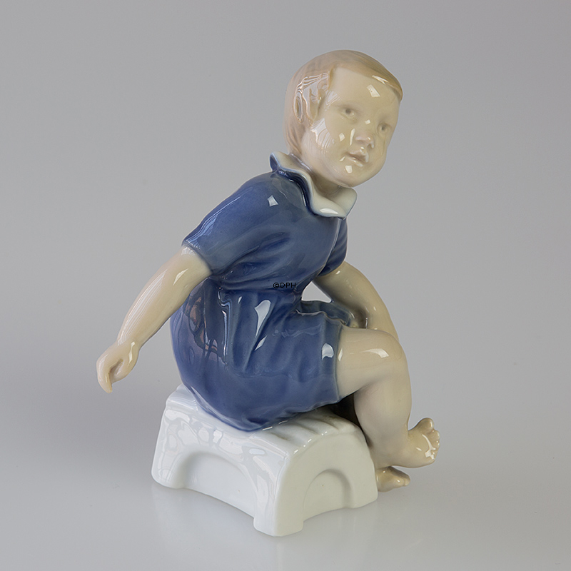 Mädchen auf Schemel, Bing & Gröndahl Figur Nr. 2258