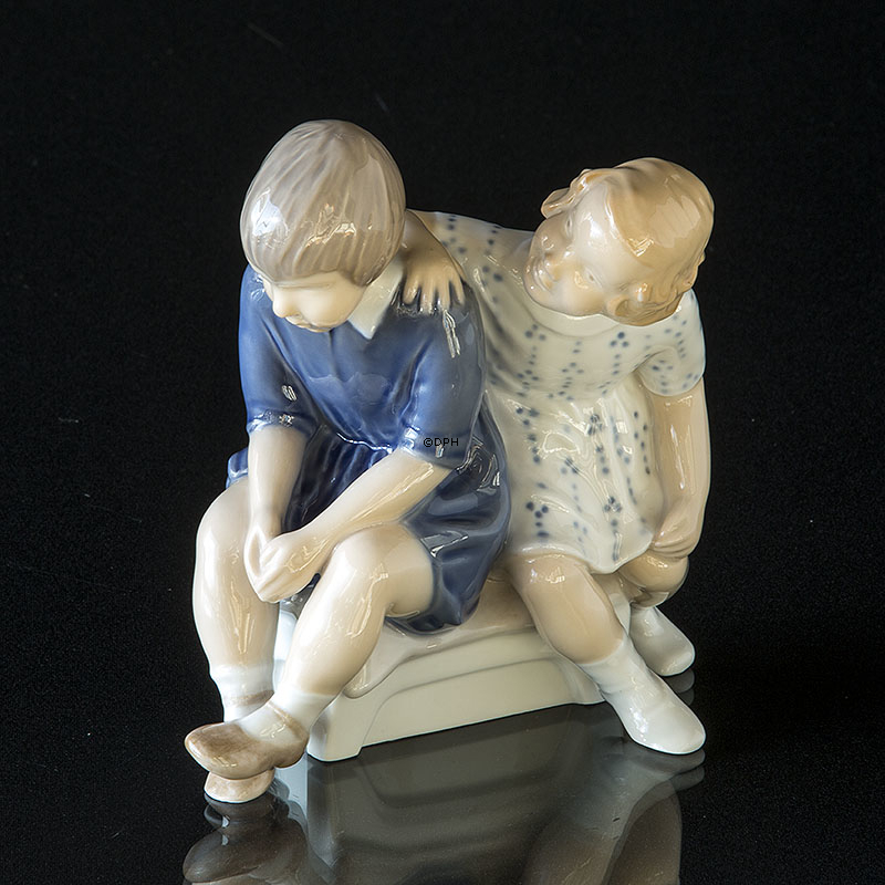 Mädchen und beleidigter Junge, Bing & Gröndahl Figur Nr. 2261