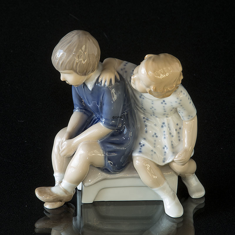Mädchen und beleidigter Junge, Bing & Gröndahl Figur Nr. 2261