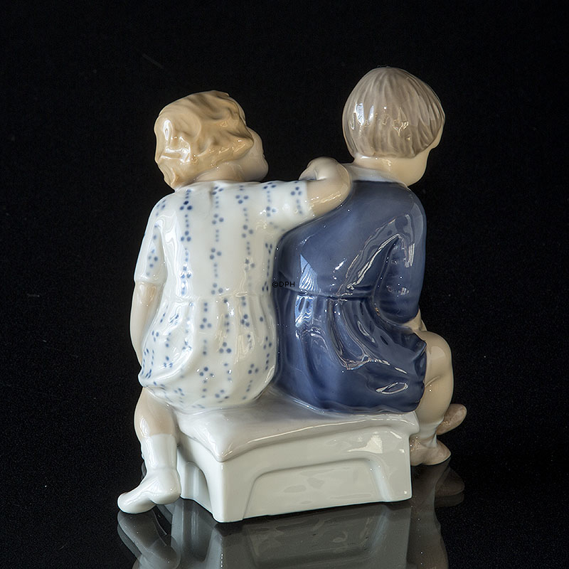 Mädchen und beleidigter Junge, Bing & Gröndahl Figur Nr. 2261