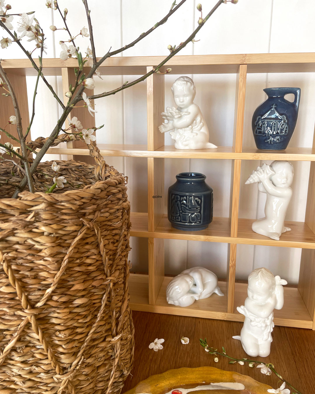 Seekind mit Muschelschale lauscht dem Meereslied, Bing & Gröndahl Figur Nr. 469 oder 2264