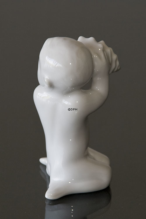 Seekind mit Muschelschale lauscht dem Meereslied, Bing & Gröndahl Figur Nr. 469 oder 2264