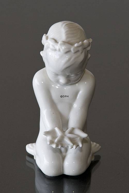Seekind hält einen Seestern liebevoll, Bing & Gröndahl Figur Nr. 470 oder 2285