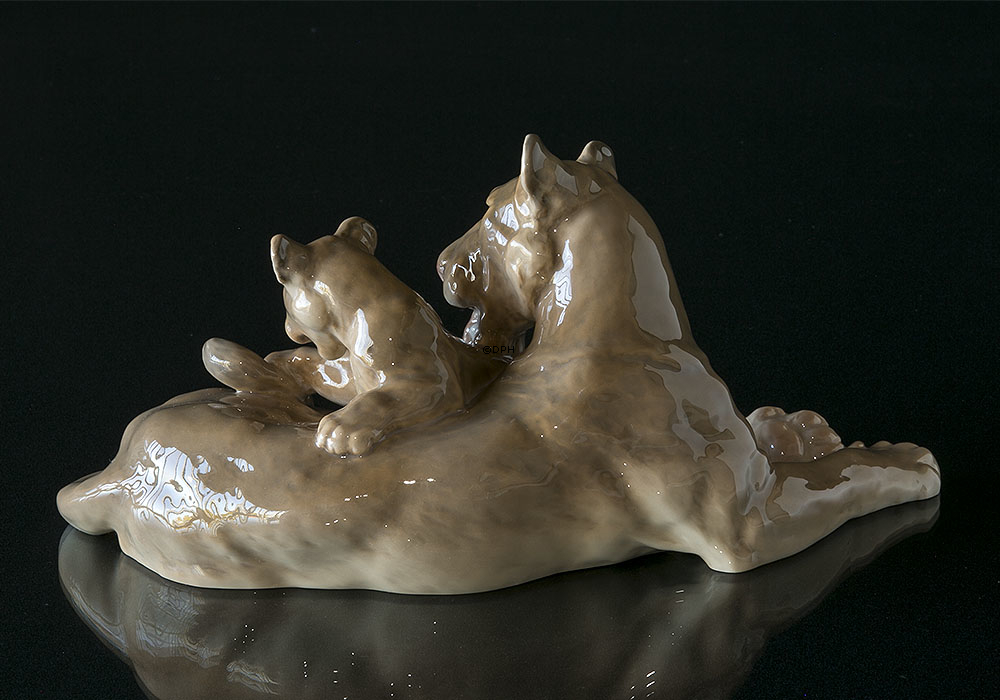 Löwin mit Junges, Bing & Gröndahl Figur Nr. 2268