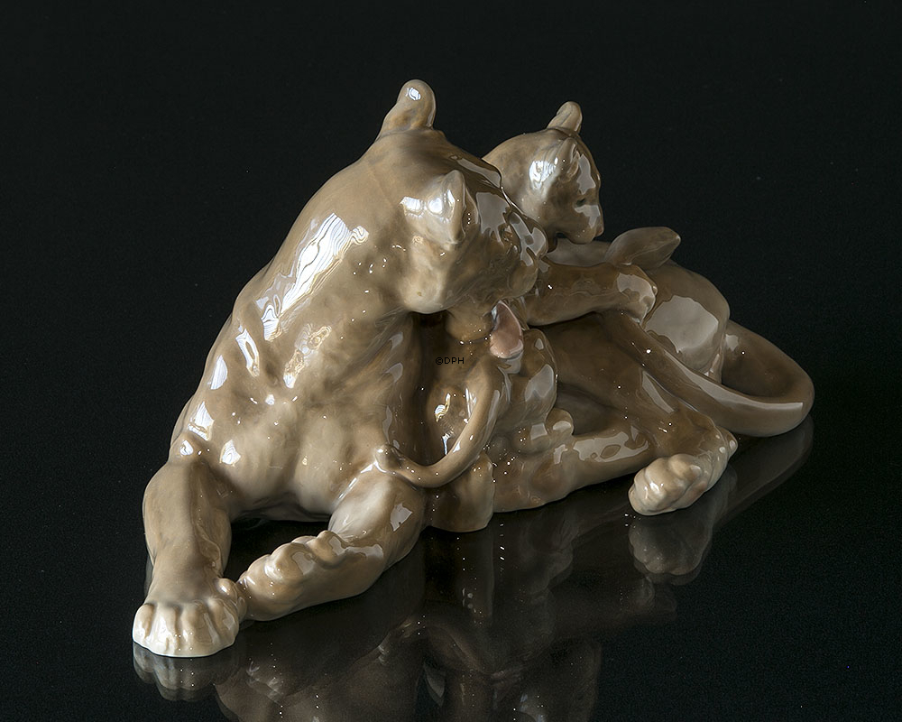 Löwin mit Junges, Bing & Gröndahl Figur Nr. 2268