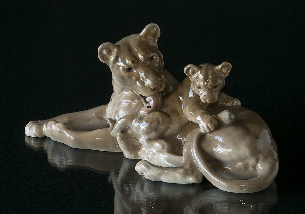 Löwin mit Junges, Bing & Gröndahl Figur Nr. 2268