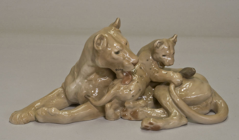 Löwin mit Junges, Bing & Gröndahl Figur Nr. 2268