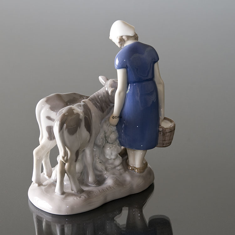 Mädchen mit Kälbern, Bing & Gröndahl Figur Nr. 2270