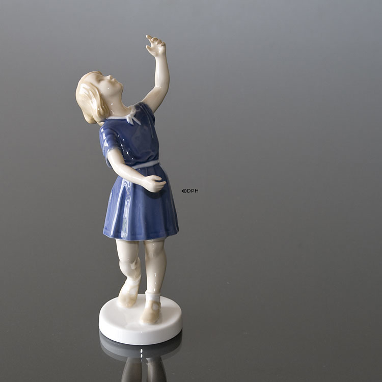 Da ging es, Mädchen schaut nach oben, Bing & Gröndahl Figur Nr. 2273