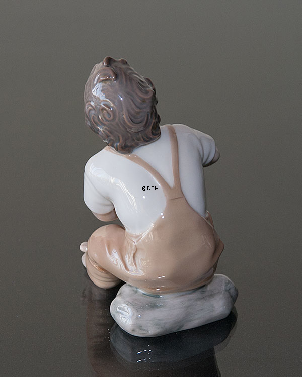 Bitte hilf, Mama, Junge sitzt mit Schuh in braunen Hosen, Bing & Gröndahl Figur Nr. 2275