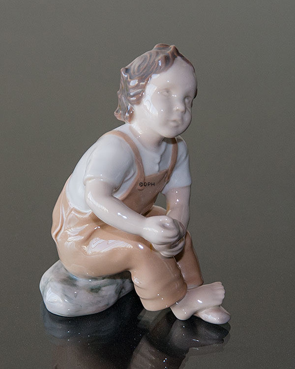 Bitte hilf, Mama, Junge sitzt mit Schuh in braunen Hosen, Bing & Gröndahl Figur Nr. 2275