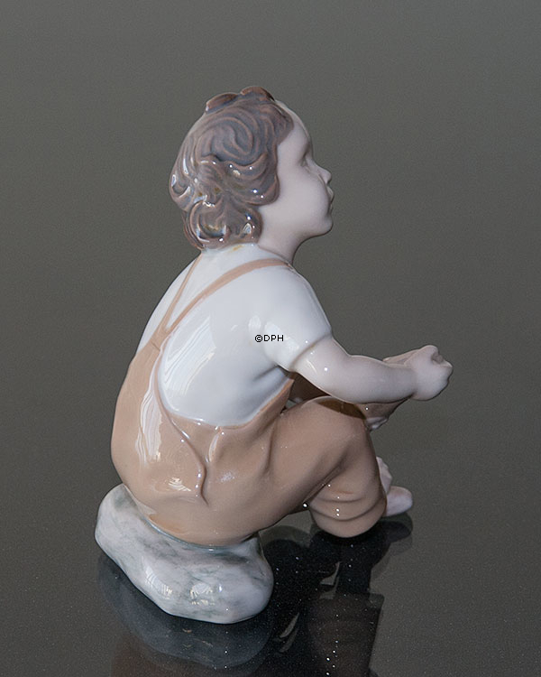 Bitte hilf, Mama, Junge sitzt mit Schuh in braunen Hosen, Bing & Gröndahl Figur Nr. 2275