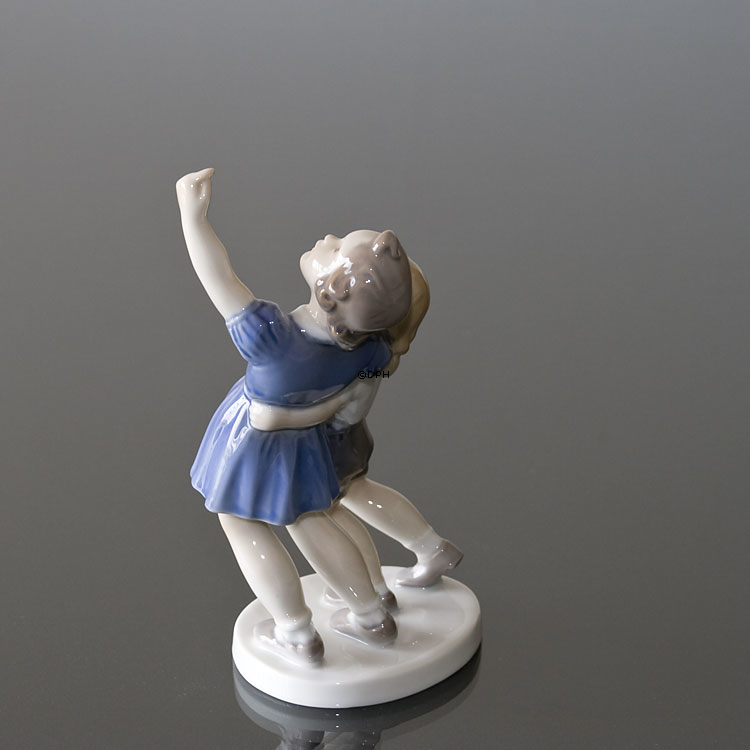 Werfen Sie den Ball zurück, Kinder stehen und schauen nach oben, Bing & Gröndahl Figur Nr. 2278