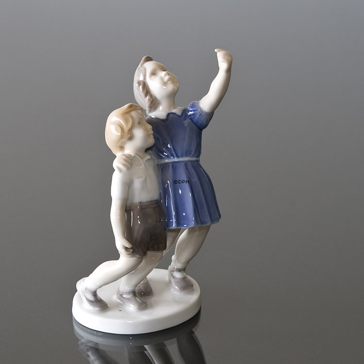 Werfen Sie den Ball zurück, Kinder stehen und schauen nach oben, Bing & Gröndahl Figur Nr. 2278