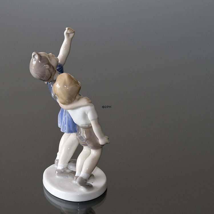 Werfen Sie den Ball zurück, Kinder stehen und schauen nach oben, Bing & Gröndahl Figur Nr. 2278