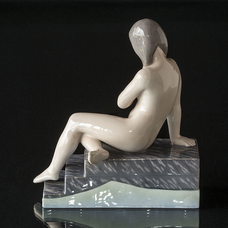 Nacktes Mädchen auf der Treppe, Bing & Gröndahl Figur Nr. 2302