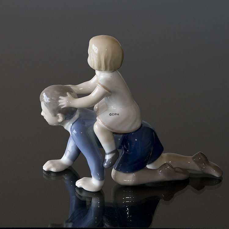 Reiten, Kinder spielen, großer Bruder kleine Schwester, Bing & Gröndahl Figur Nr. 2303