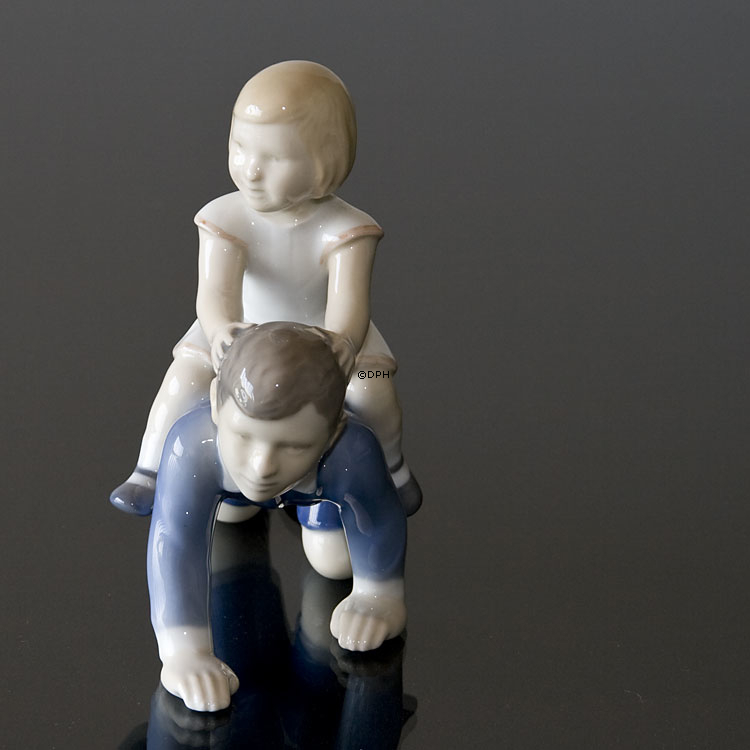 Reiten, Kinder spielen, großer Bruder kleine Schwester, Bing & Gröndahl Figur Nr. 2303