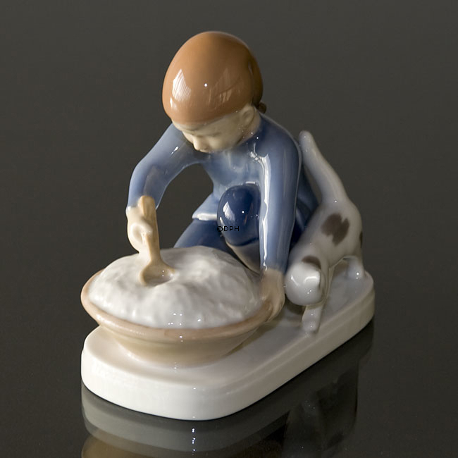 Bing & Grøndahl Figur Kind mit Teigschüssel und Katze Nr. 2305