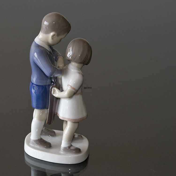 Gentleman, Junge hilft Mädchen mit Mantel, Bing & Gröndahl Kind Figur Nr. 2312